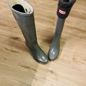 Hunter rain/winter boot. Size 7 in grey gloss. With Hunter socks additional $35